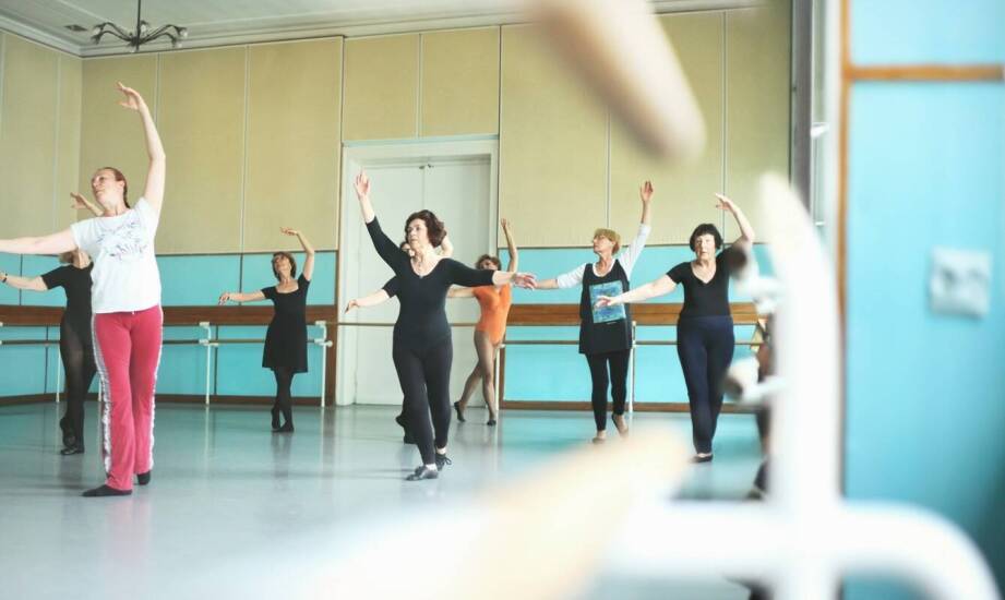 Warsztaty taneczne dla seniorów: fizyczna i społeczna aktywność