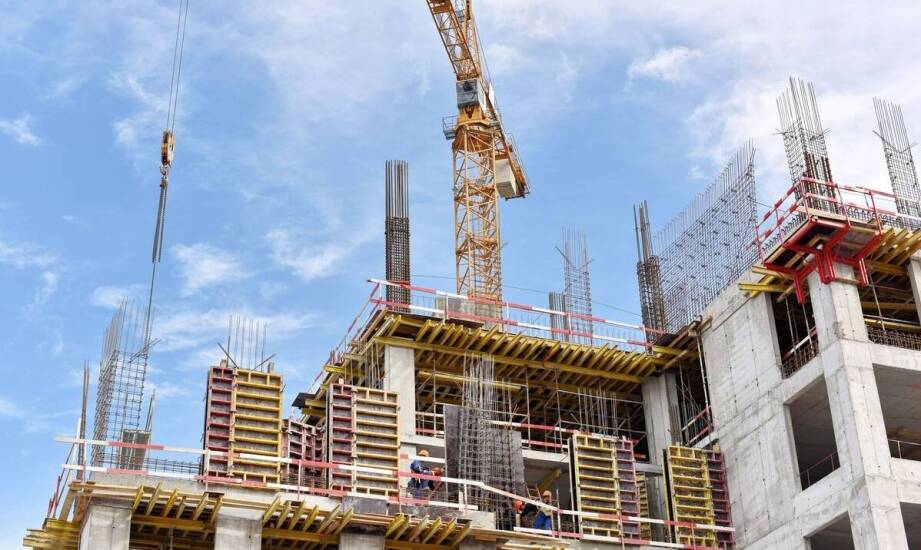 Jak usługi dźwigowe wspierają budowę konstrukcji szkieletowych?