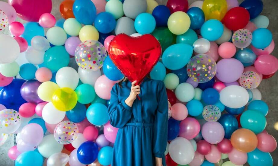 Dlaczego warto inwestować w balonowe dekoracje na eventach kulturalnych?