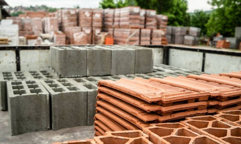 Jakie są korzyści z inwestowania w budowlaną ceramikę przy murowaniu ścian?