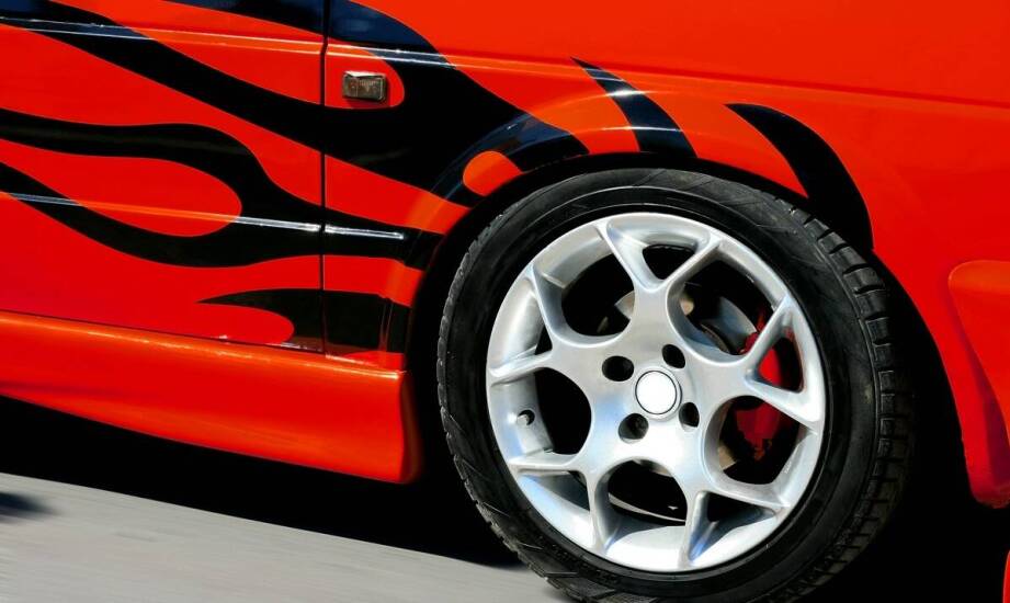 Jakie sportowe auta wynajmiesz bez kaucji?