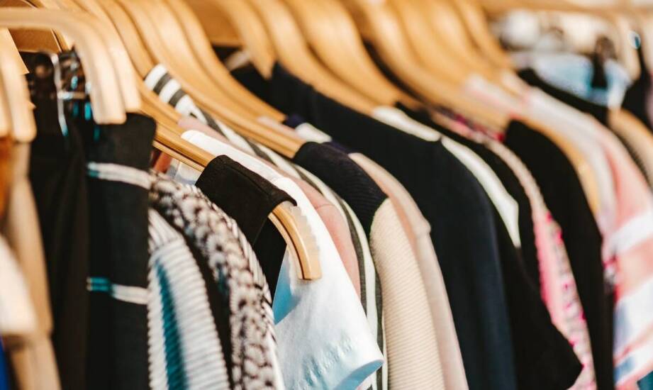 Koszule i bluzki w dużych rozmiarach - co oferuje odzieżowa hurtownia?