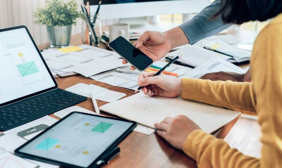 Kluczowe aspekty projektowania UX/UI w mobilnych dedykowanych aplikacjach