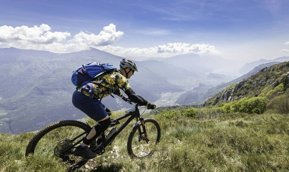 Korzyści z zastosowania sprężynowych amortyzatorów w górskich e-rowerach