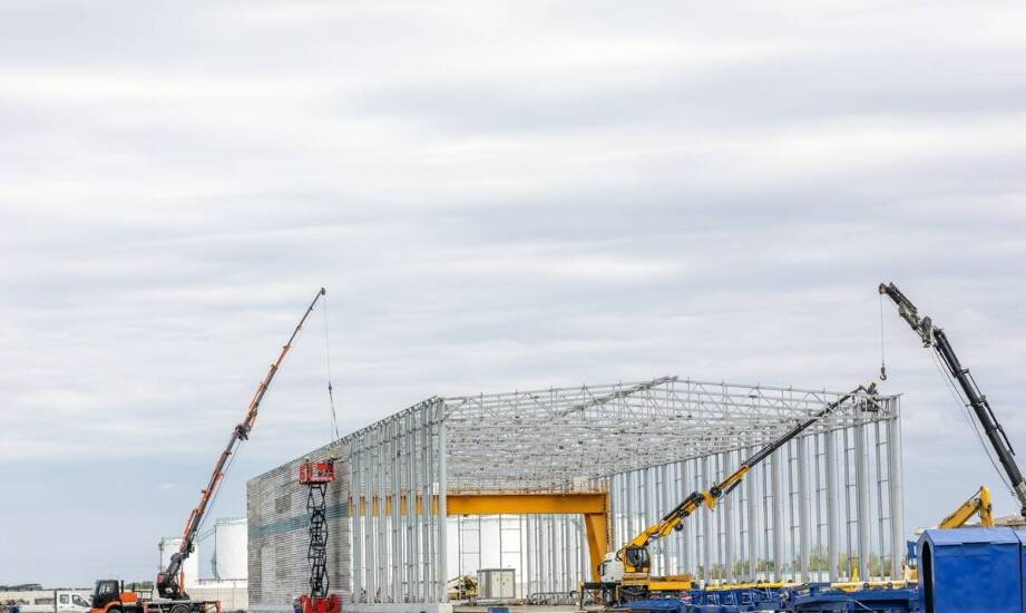 Jakie są kluczowe wymagania prawne dotyczące budowy inwentarskich obiektów?