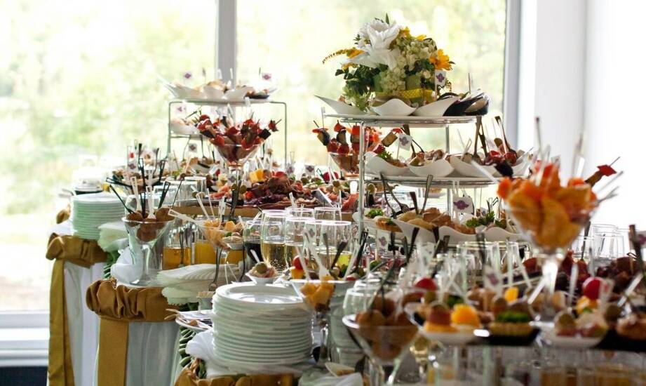 Catering na konferencje – jak dostosowujemy menu do gości międzynarodowych?