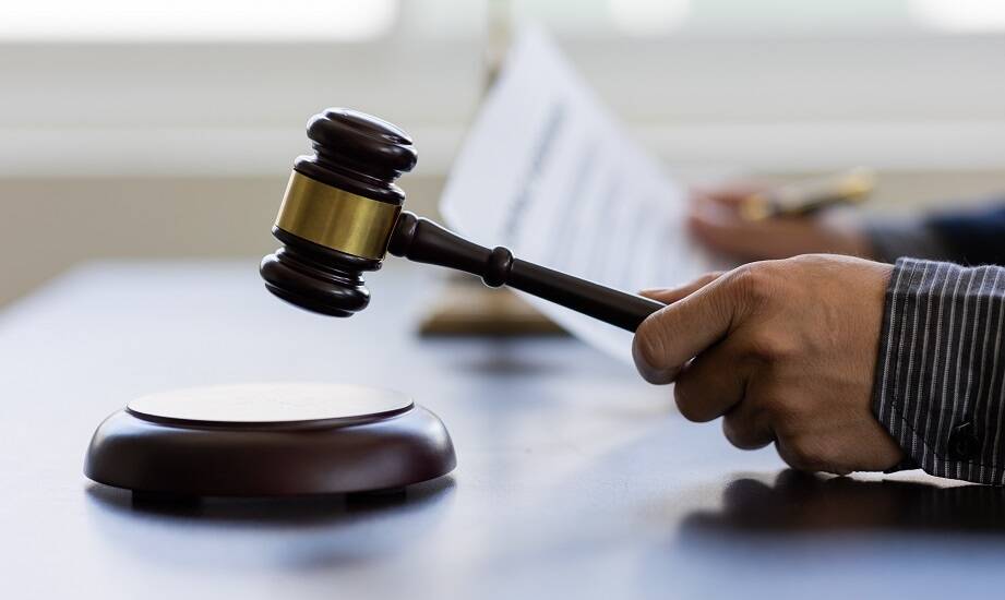 Jakie są różnice między windykacją a egzekucją w kontekście działań komornika?