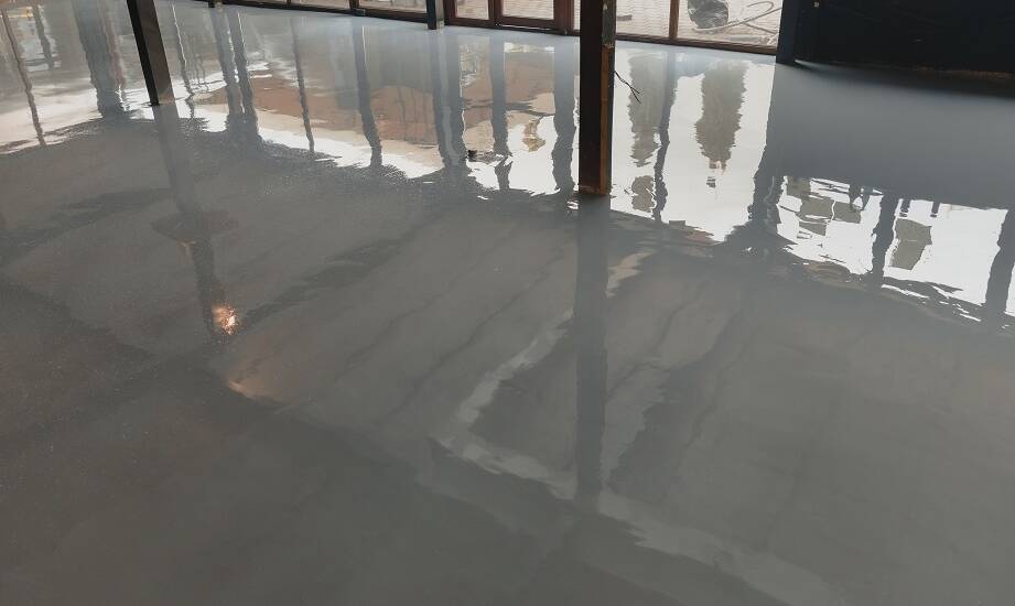 Zalety stosowania cienkopowłokowych posadzek w przemyśle