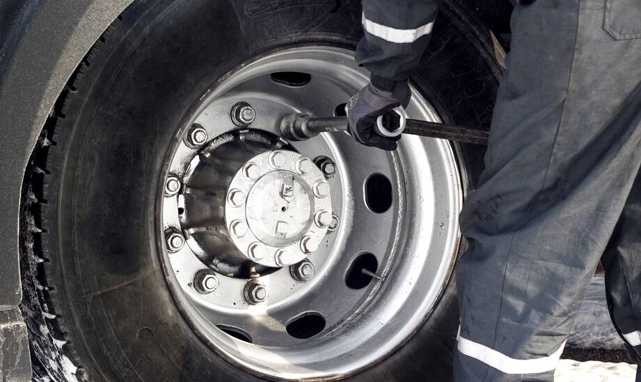 Jakie korzyści przynosi kompleksowa wulkanizacja dla ciężarowych samochodów?