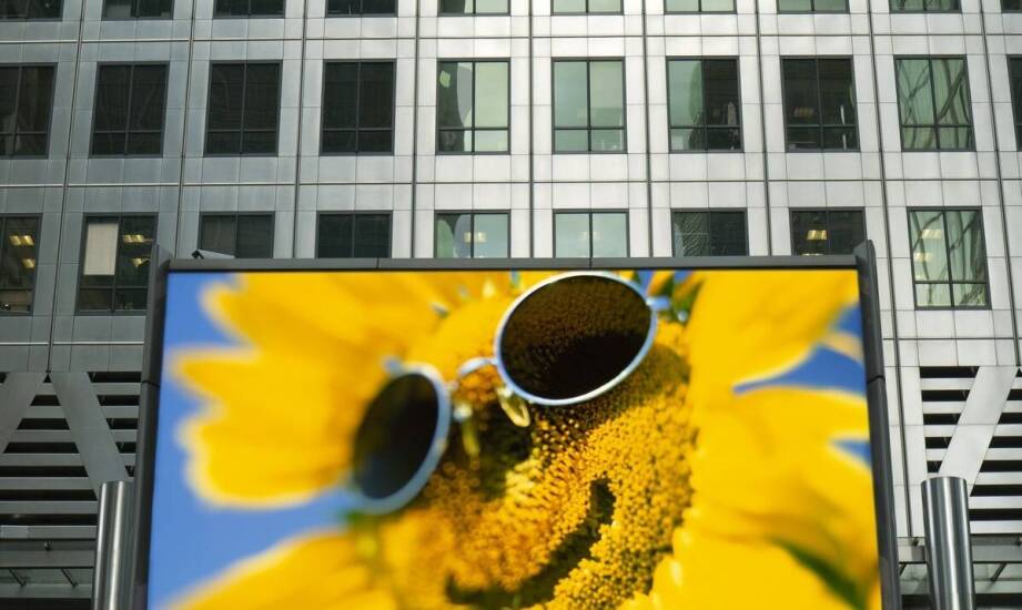 Jakie graficzne elementy zwiększają skuteczność plandek z napisami?