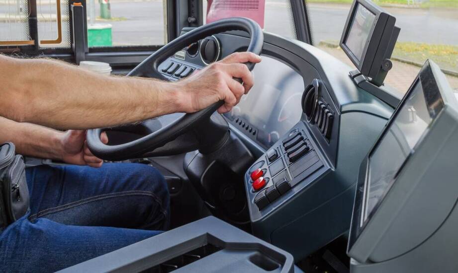 Nowoczesne technologie w naszych busach: komfort i bezpieczeństwo na trasie.