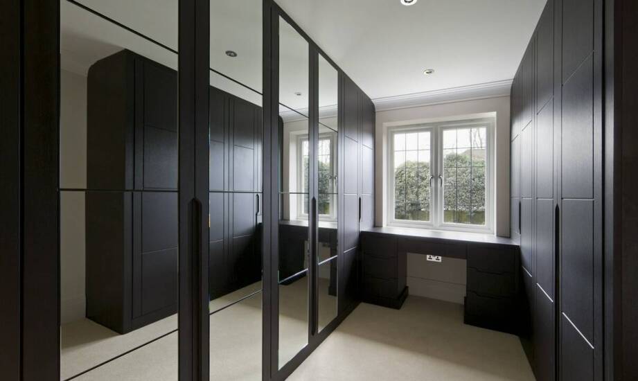 Jak szklane przesuwne drzwi wpływają na estetykę i funkcjonalność garderoby?