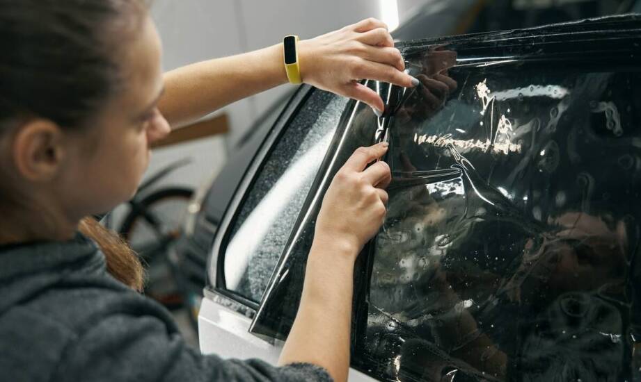 Zabezpieczenie samochodu folią PPF a oszczędności na naprawach lakieru