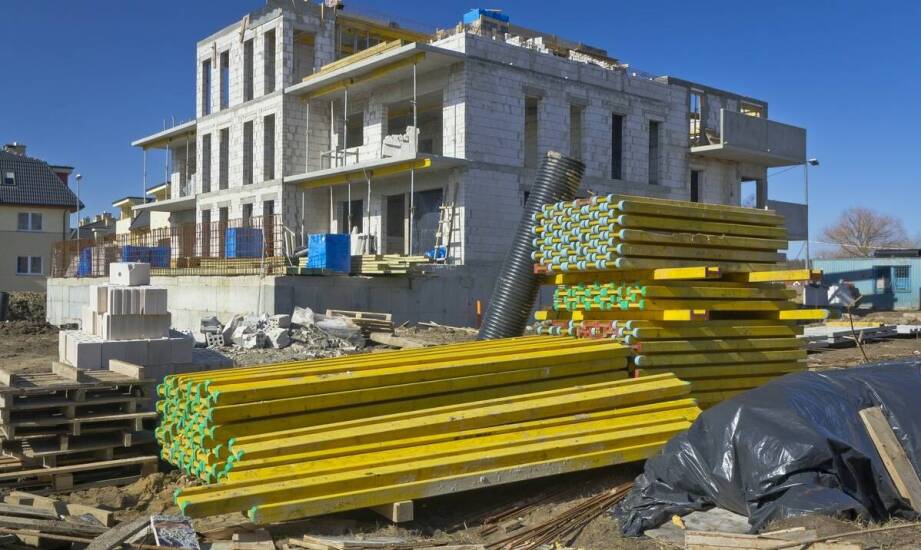 Jak lokalne warunki wpływają na projektowanie budowlanych konstrukcji?