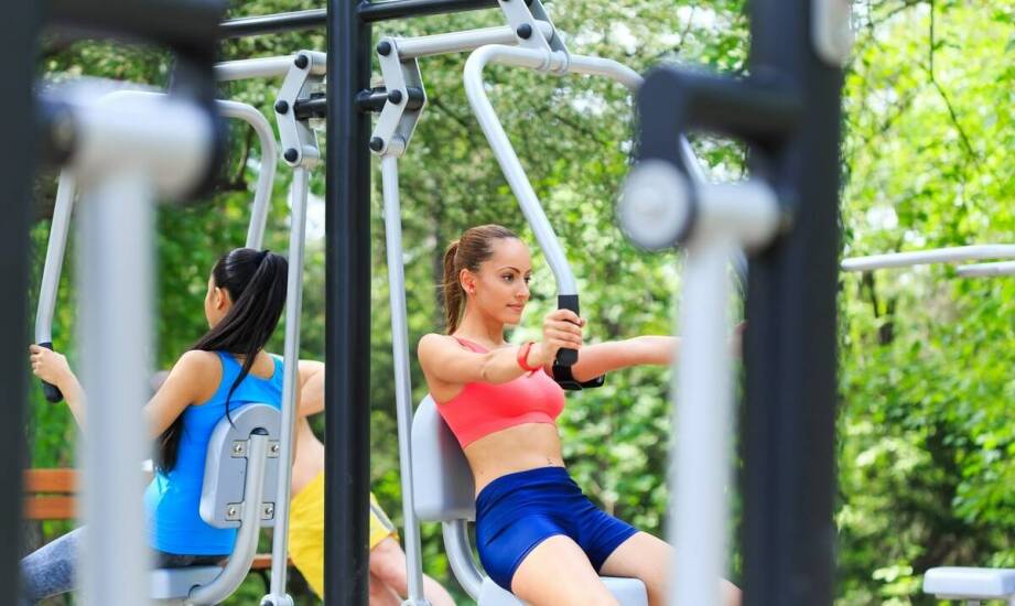 Najpopularniejsze ćwiczenia na plenerowej siłowni