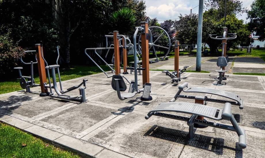 Jakie elementy sprzętu do street workoutu są niezbędne do kompleksowego treningu?