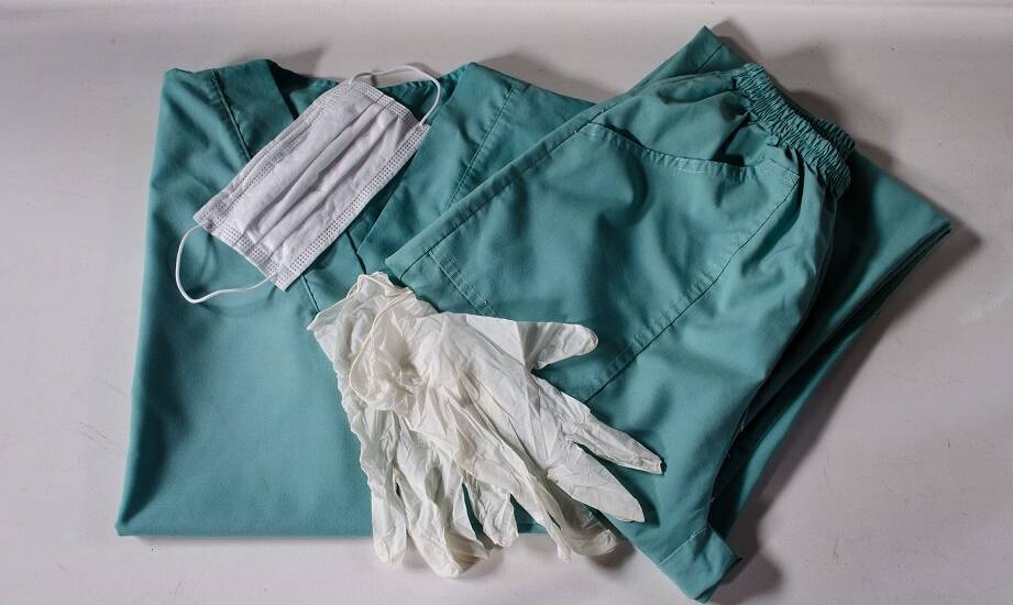 Odzież medyczna – jakie cechy powinna mieć, aby zapewnić komfort w pracy?