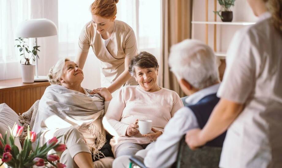 Jakie znaczenie ma lokalna społeczność w funkcjonowaniu domów opieki dla osób z problemami psychicznymi?