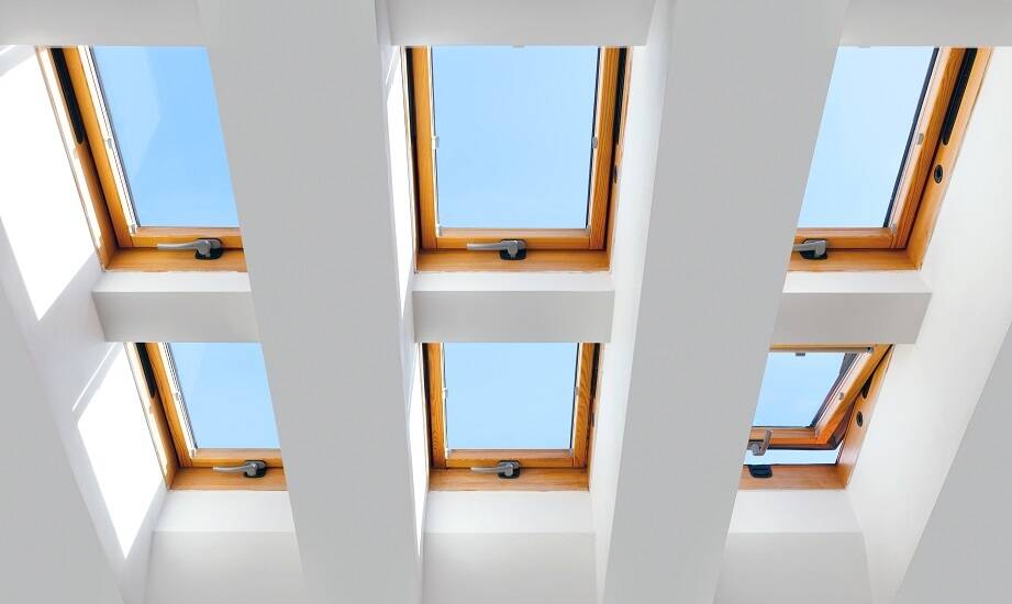 Jakie dachowe okna warto wybrać dla efektywności energetycznej budynku?