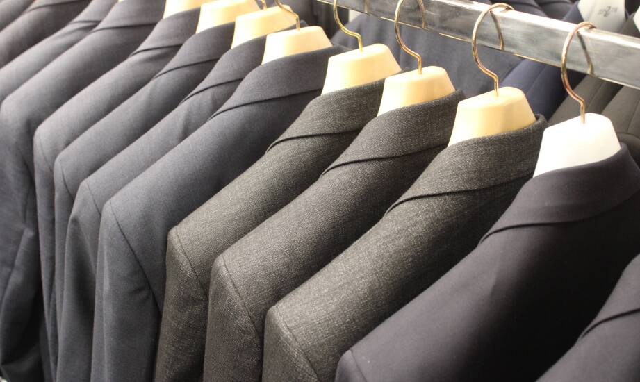 Garnitury na miarę w Bielsku Podlaskim: dlaczego warto zainwestować w dopasowany strój?