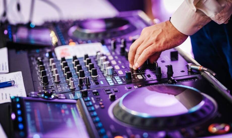 Jak DJ dostosowuje repertuar do charakteru uroczystości firmowej?