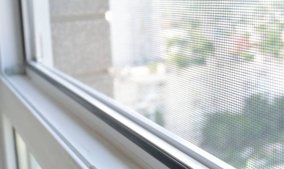 Wybór odpowiedniej moskitiery do dachowego okna – na co zwrócić uwagę?