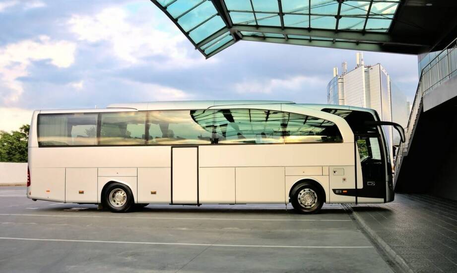 Transfery lotniskowe i międzymiastowe – kiedy warto postawić na wynajem autokarów?