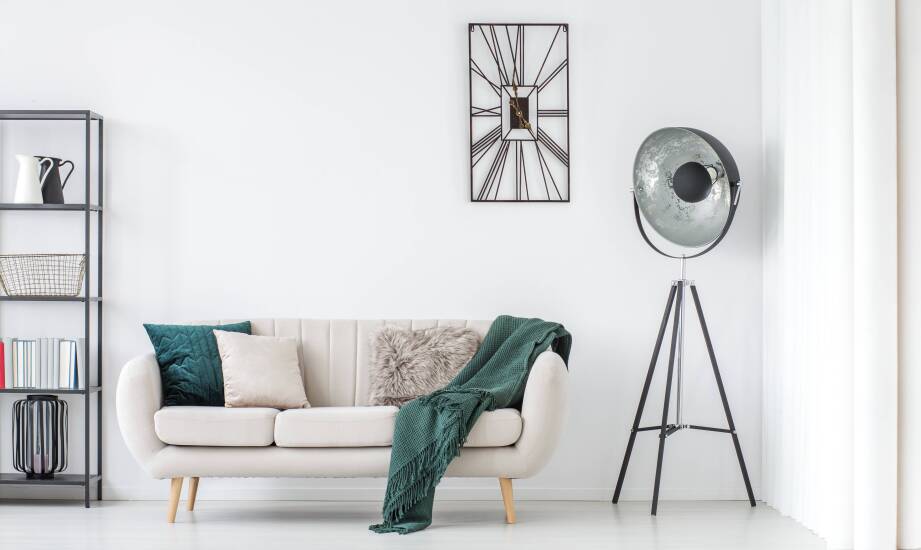 Który ozdobny zegar udekoruje salon?