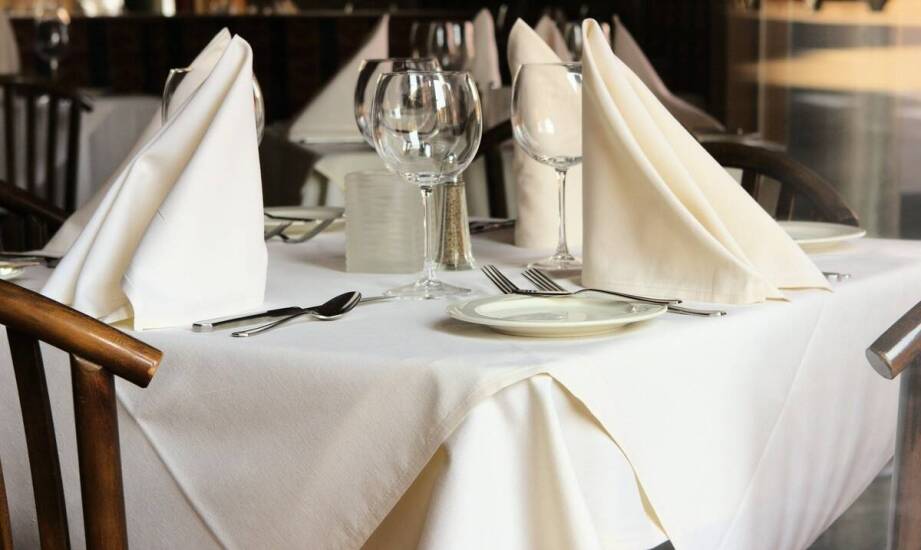 Jakie są zalety stosowania podkładów antypoślizgowych pod obrusy w restauracjach?