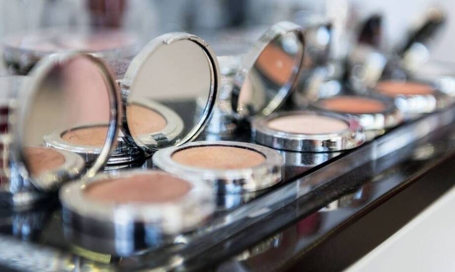 Eyelinery z hurtowni – na co zwrócić uwagę przy zakupie?