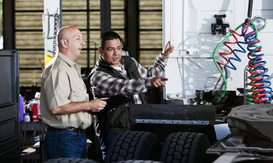 Jakie kwalifikacje zdobywa się podczas kursu na prawo jazdy do ciężarówki?