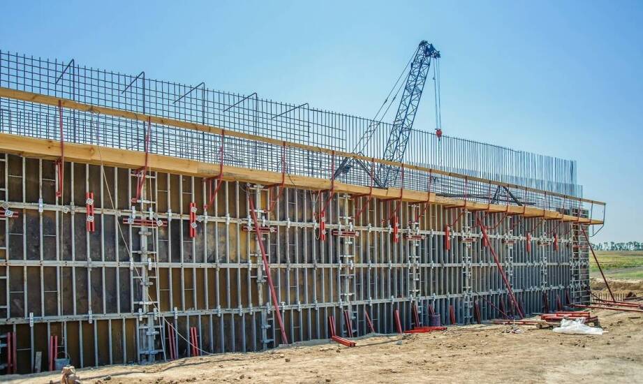 Jakie są koszty związane z instalacją betonowego płotu?