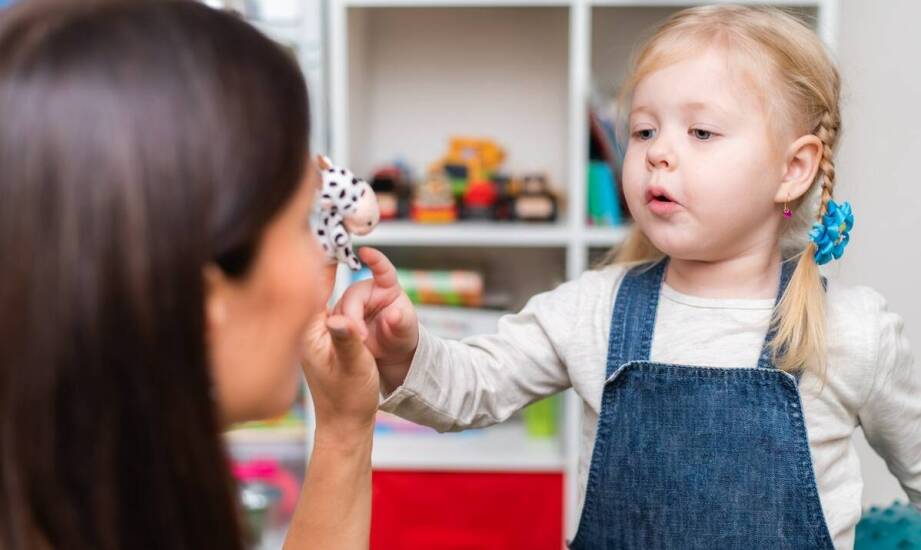 Terapia dzieci z intelektualną niepełnosprawnością: jak radzić sobie z wyzwaniami?