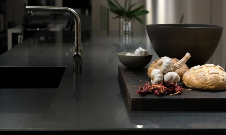 Wpływ melaminowej folii dekoracyjnej na estetykę kompaktowych blatów