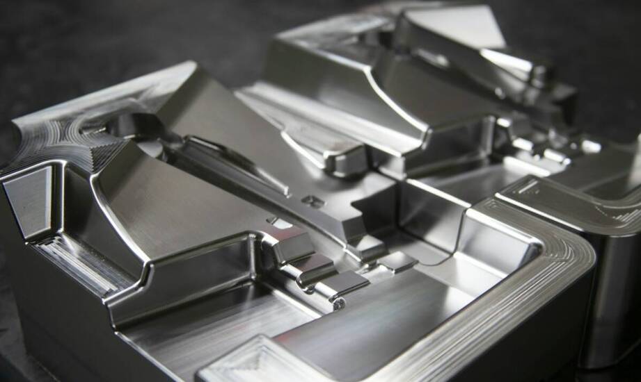 Jakie są najważniejsze cechy konstrukcyjne symetrycznych muld wpływające na ich trwałość?