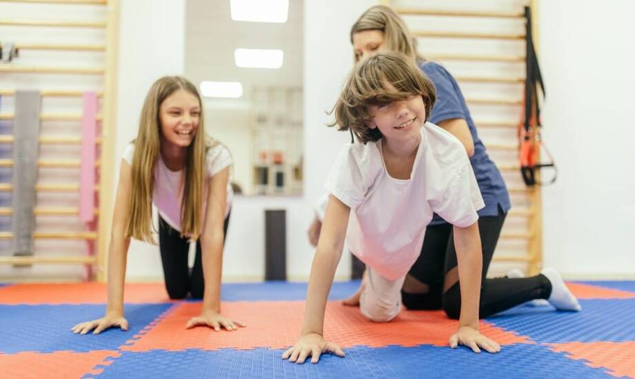 Jak profesjonalna opieka fizjoterapeutów wspiera uczestników turnusów?