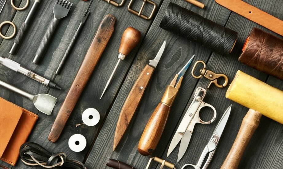 Jak dobierać materiały do renowacji skórzanych mebli?