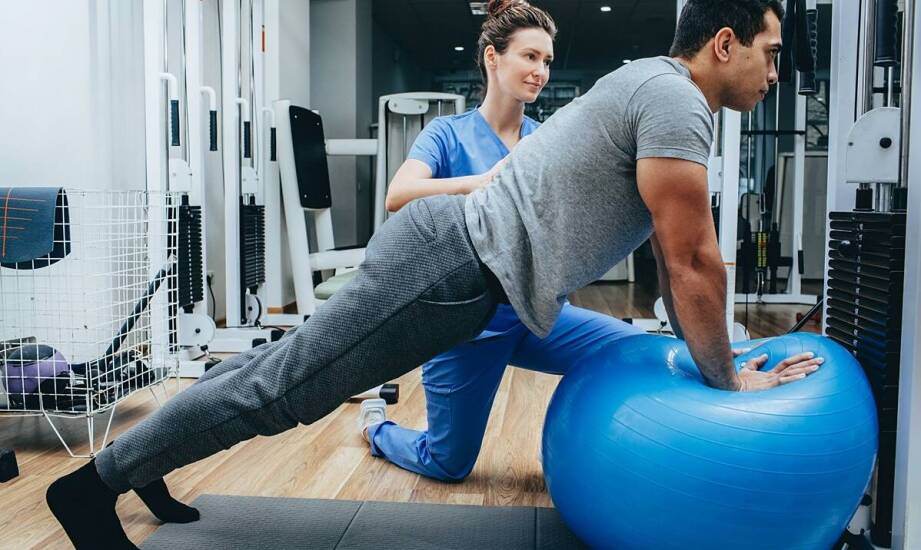 Jakie techniki stosuje się w terapii kręgosłupa w ramach rehabilitacji?