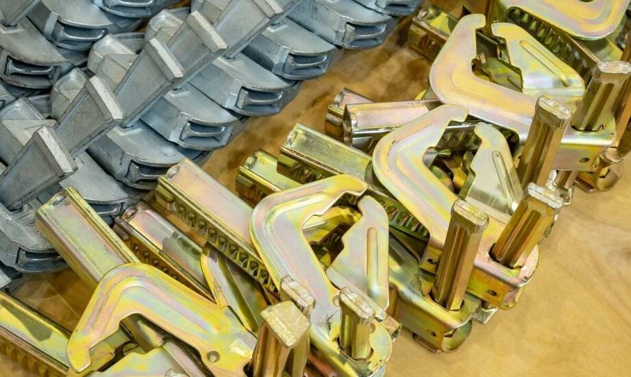 Jakie są główne cechy konstrukcyjne symetrycznych muld z pokrywami?