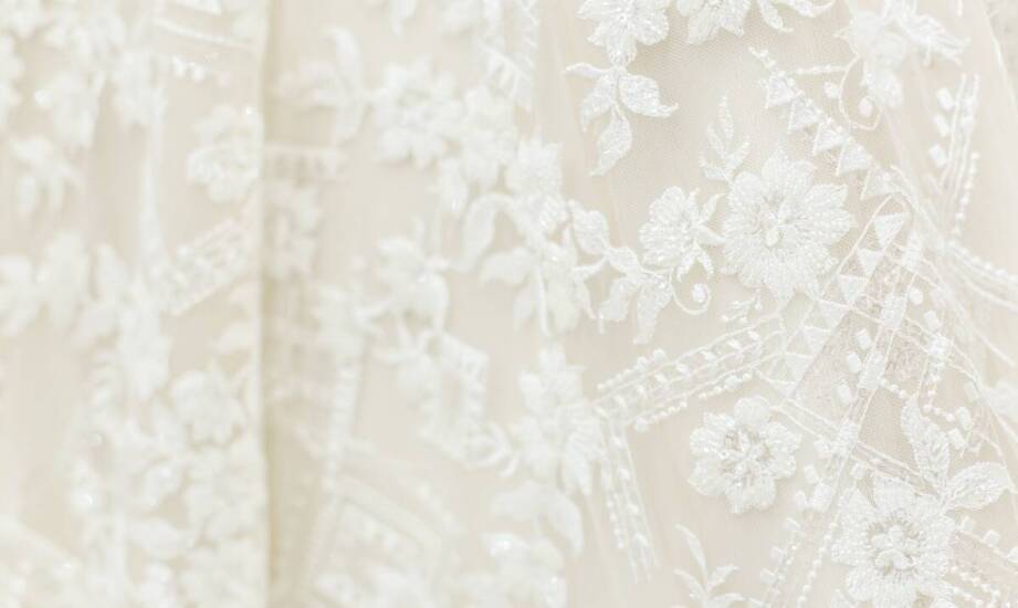 Suknie ślubne z falbanami: efektowne rozwiązania dla odważnych panien młodych