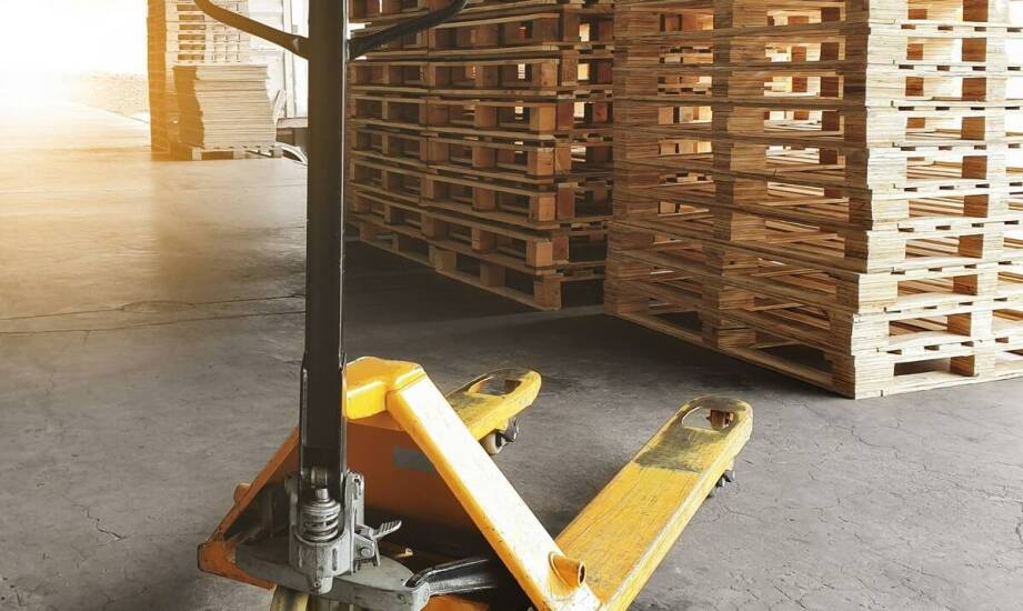 Jak transportowe palety wpływają na efektywność logistyki w branży spożywczej