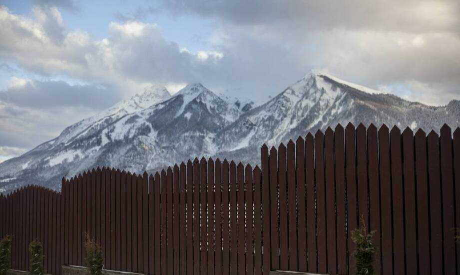 Pionowe projekty ogrodzeń dostosowane do specyfiki terenu – co warto wiedzieć?