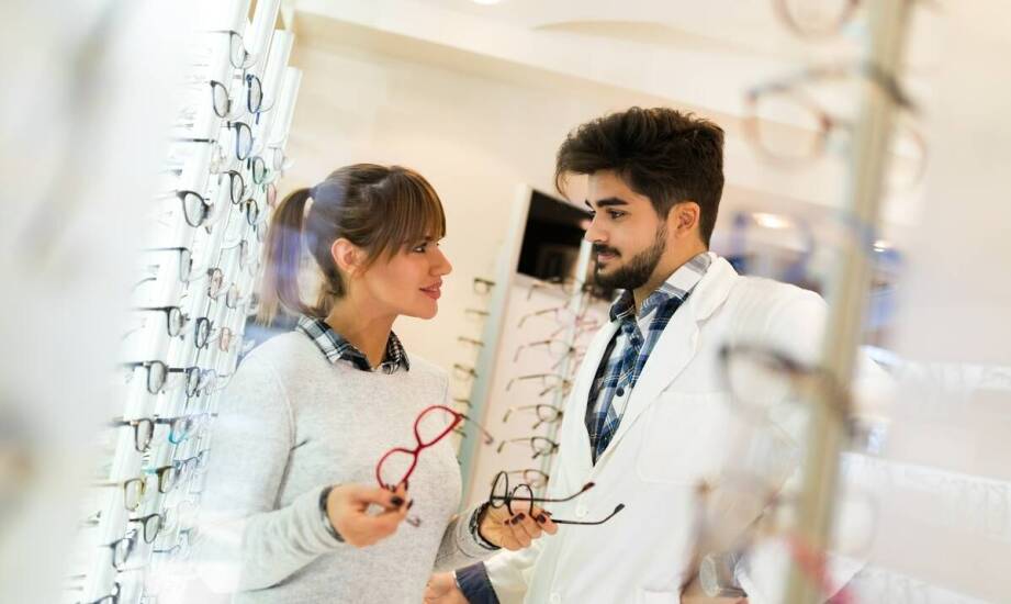 Jak optyczny salon może pomóc w doborze idealnych oprawek?