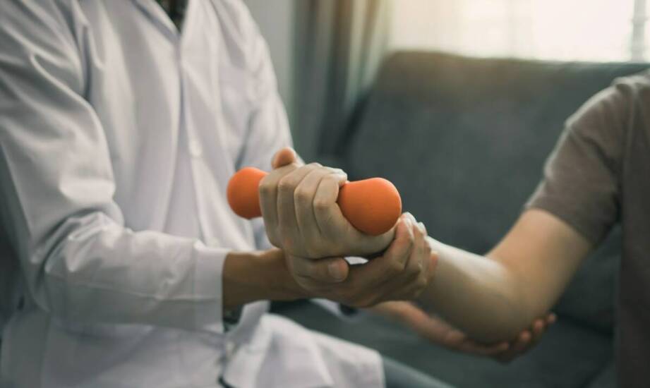 Jak fizjoterapia z dojazdem pomaga osobom po sportowych urazach?