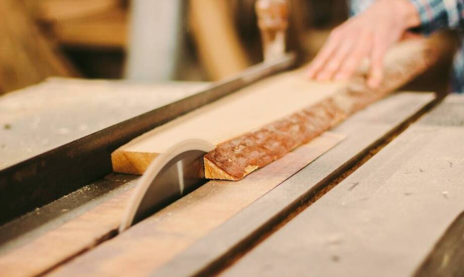 Jak cięcie CNC na wymiar wpływa na jakość desek?