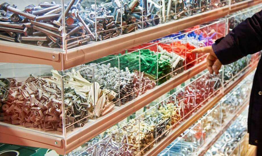 Jak litery z plexi mogą wzbogacić design wystaw w sklepach