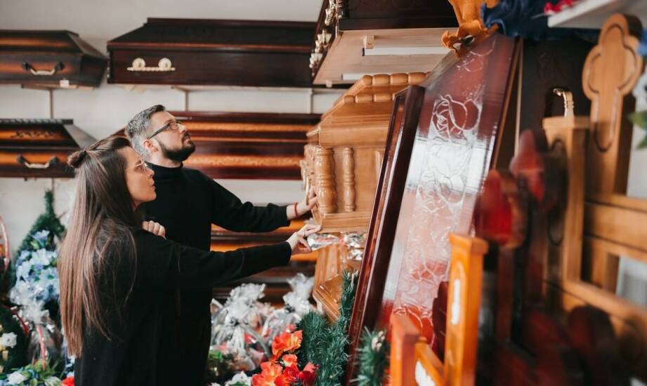 Różnorodność urn i trumien w ofercie zakładu pogrzebowego