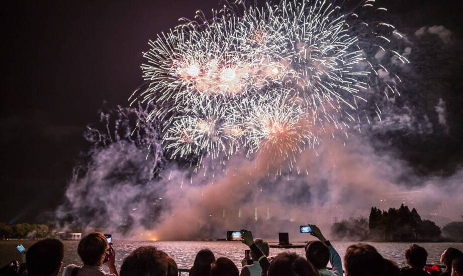 Organizacja plenerowych pokazów fajerwerków – co warto wiedzieć?