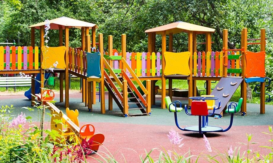 Zastosowanie certyfikowanych źródeł drewna w produkcji ekologicznych placów zabaw