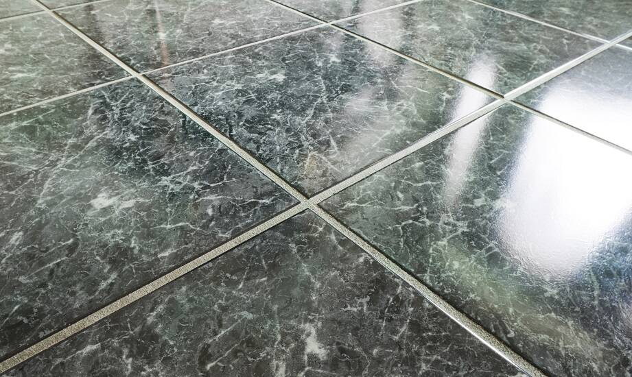 Jak dbać o naturalny kamień na podłodze, aby zachować jego piękno na lata?